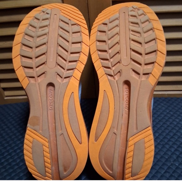 SAUCONY RUNNING SHOES. (SIZE 12) - Picture 11 of 11